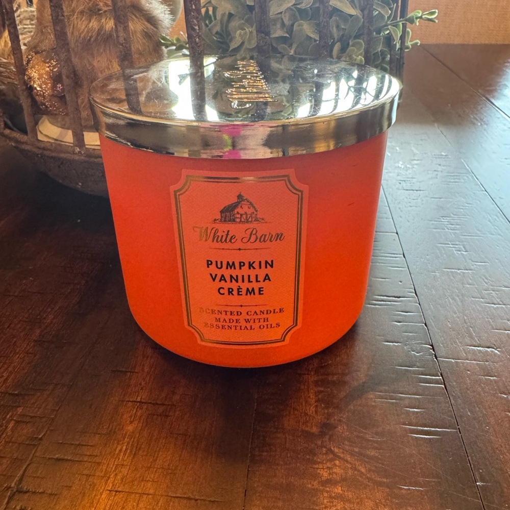 White Barn Pumpkin Vanilla Crème Candle - Orange